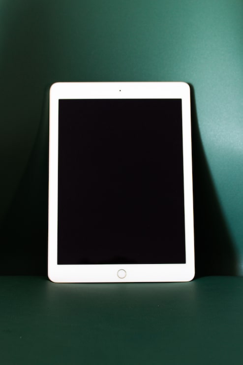 Foto grátis tablet com tela em branco em uma cadeira