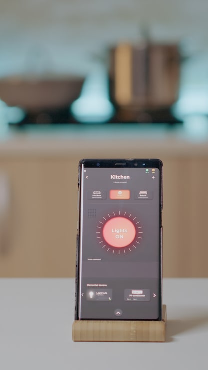 Foto grátis telefone celular com software de automação de iluminação sem fio