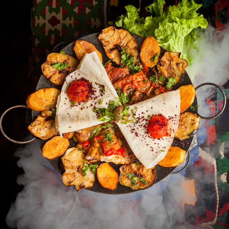 Foto grátis top view saco de frango com batatas fritas e tomate e lavash em fumaça