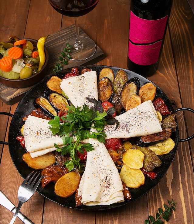 Foto grátis tradicional caucasiano sac ici com frango frito, berinjela, batata, tomate, abobrinha e servido com lavash, salsa, turshu.