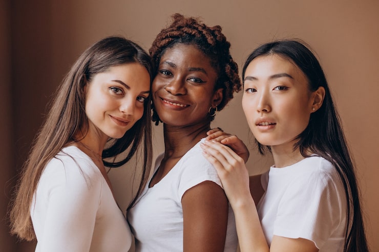 Foto grátis três raparigas multiculturais juntas