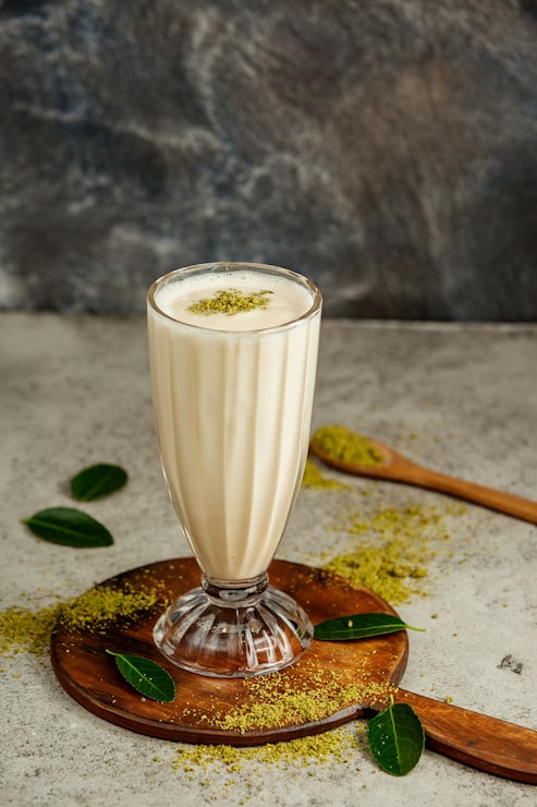 Foto grátis um copo de milkshake de baunilha com pistache.