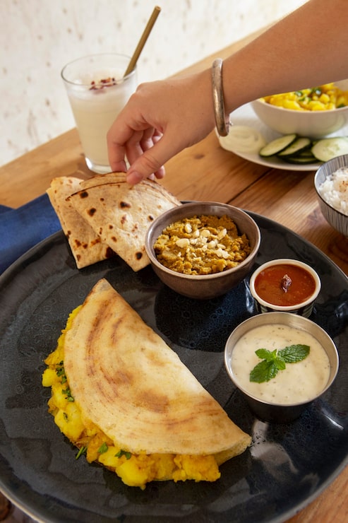 Foto grátis uma deliciosa variedade de dosa indiana.