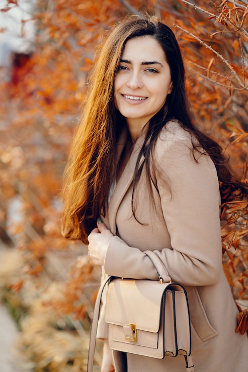 Foto grátis uma rapariga de moda a caminhar num parque de primavera.