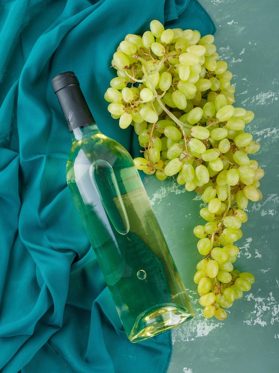 Foto grátis uvas verdes com vinho em gesso e tecido,