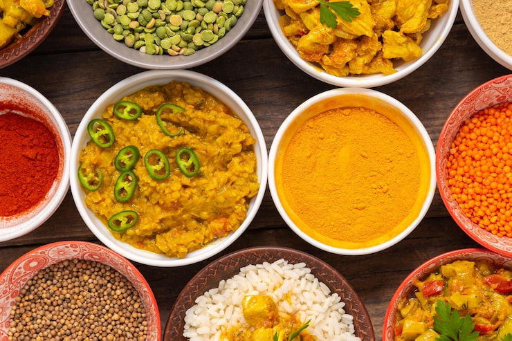 Foto grátis variedade de comida indiana de cima