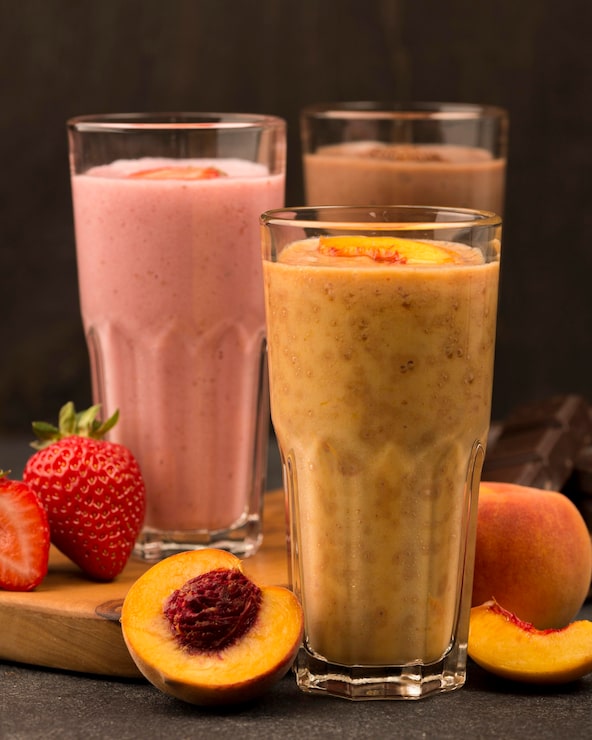 Foto grátis variedade de três copos de milkshake com frutas e chocolate