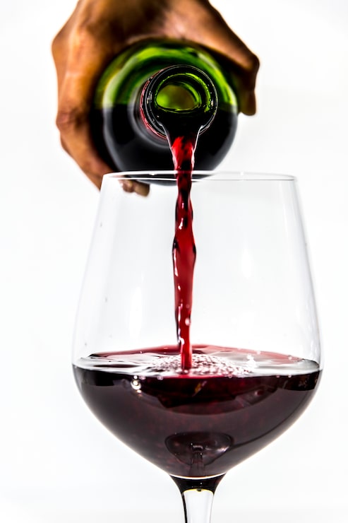 Foto grátis verter um copo de vinho vermelho