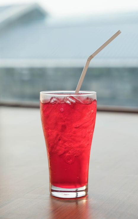 Foto grátis vidro de soda vermelho gelado