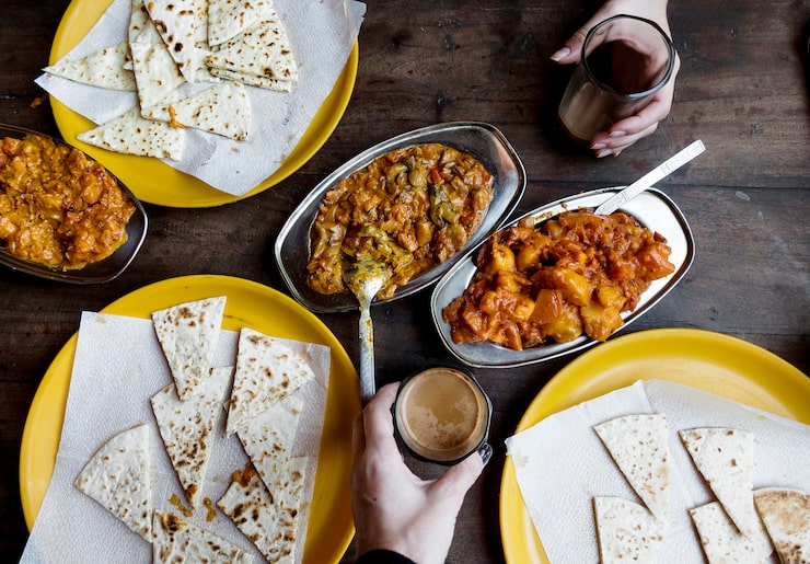Foto grátis vista aérea, de, par, desfrutando, rajasthani, cozinha