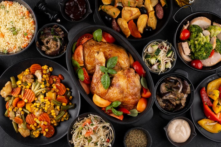 Foto grátis vista de cima da mesa cheia de deliciosas composições de alimentos