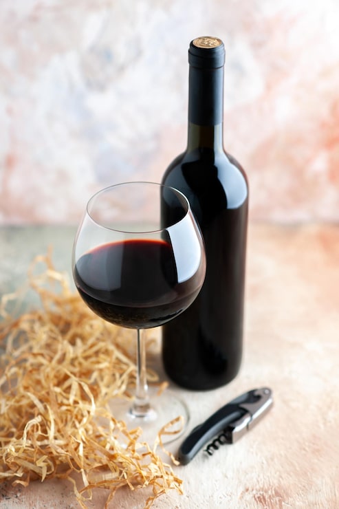 Foto grátis vista frontal copo de vinho com garrafa na luz de fundo álcool bebida limonada bar de férias jantar suco de champanhe