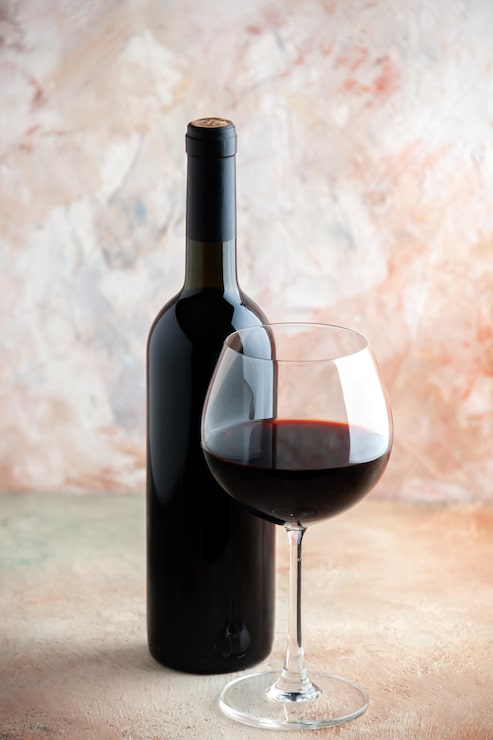 Foto grátis vista frontal copo de vinho com garrafa no fundo claro álcool bebida bar limonada jantar foto suco de uva feriado