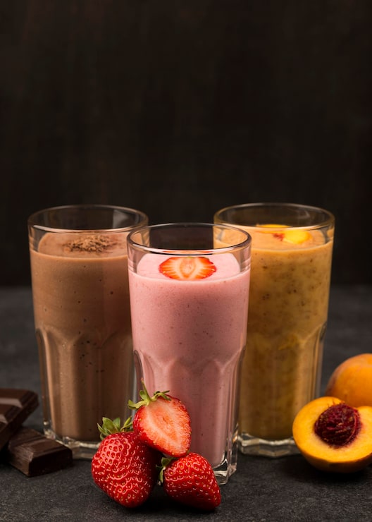 Foto grátis vista frontal de variedade de milkshakes com chocolate e frutas
