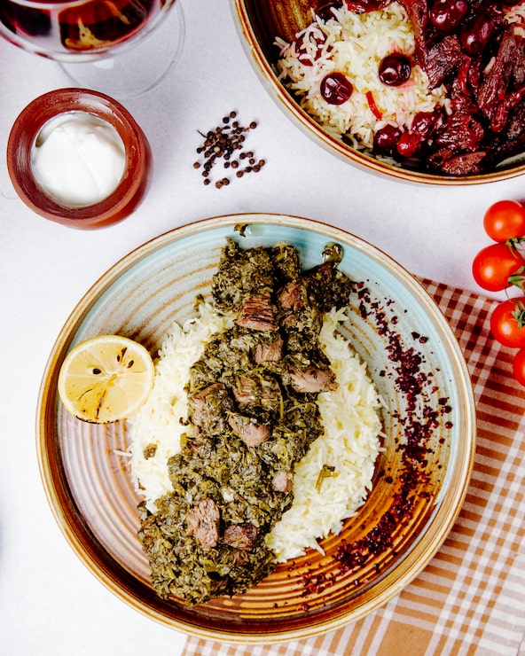 Foto grátis vista superior de pilaf com carne guisada, ervas e especiarias