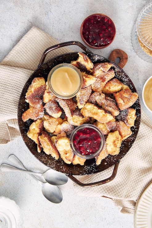 Foto grátis vista superior do kaiserschmarrn com panquecas rasgadas, geléia de cranberries e purê de maçã em uma mesa