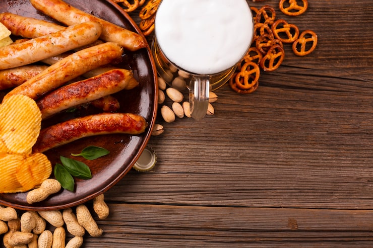 Foto grátis vista superior garrafas de cerveja com comida