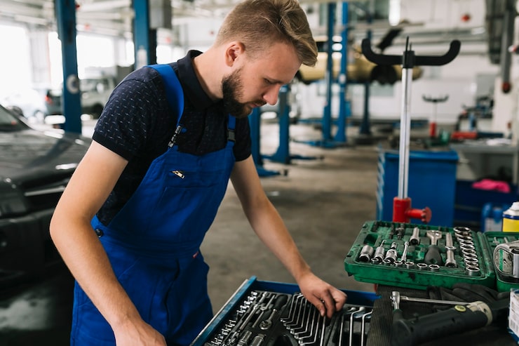 Kostenlose Foto automechaniker, der auswahl von schlüsseln schaut