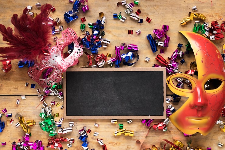 Kostenlose Foto blackboard und masken auf konfetti