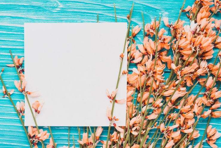 Kostenlose Foto blaue hölzerne oberfläche mit note und blumenschmuck