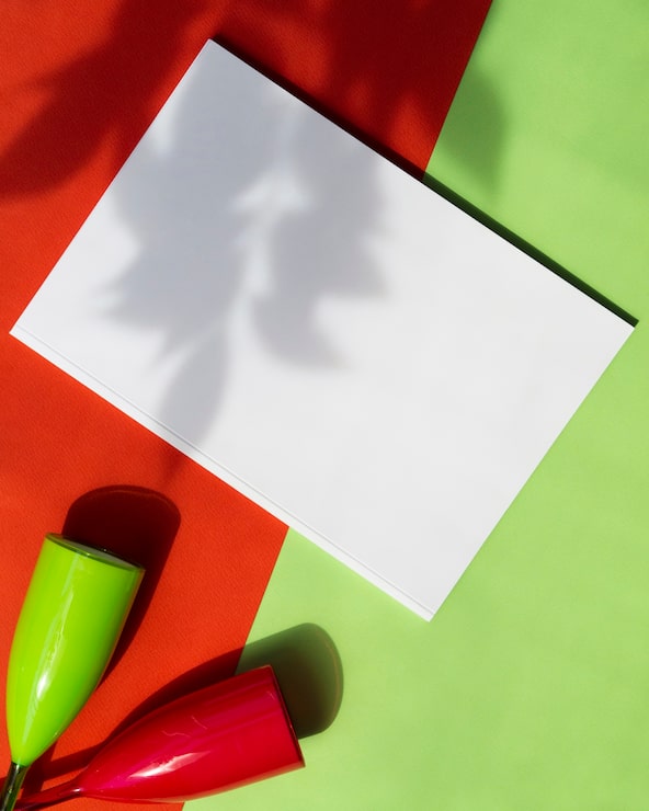 Kostenlose Foto draufsichtmodellzeitschrift mit buntem hintergrund