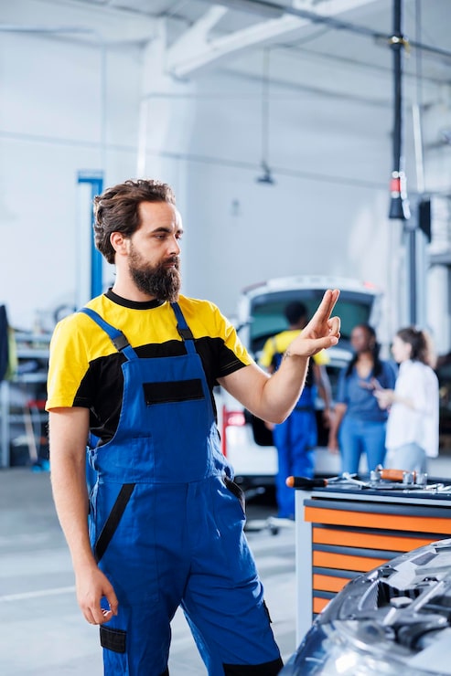 Kostenlose Foto experte untersuchen mit ar die eigenschaften von autos