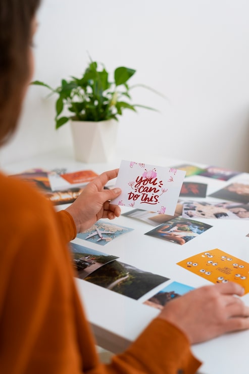 Kostenlose Foto frau, die eine inspirierende seitenansicht des vision boards erstellt