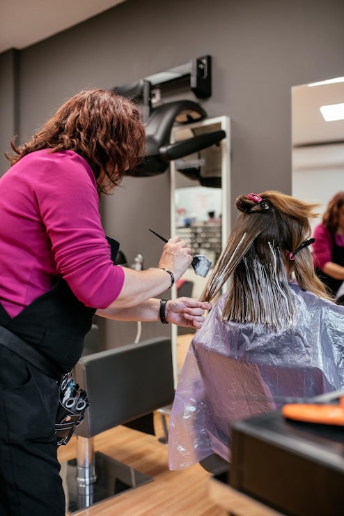 Kostenlose Foto friseur färbt das haar einer frau