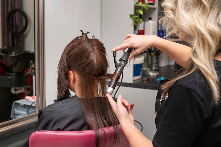 Kostenlose Foto friseur kümmert sich im salon um die haare eines kunden