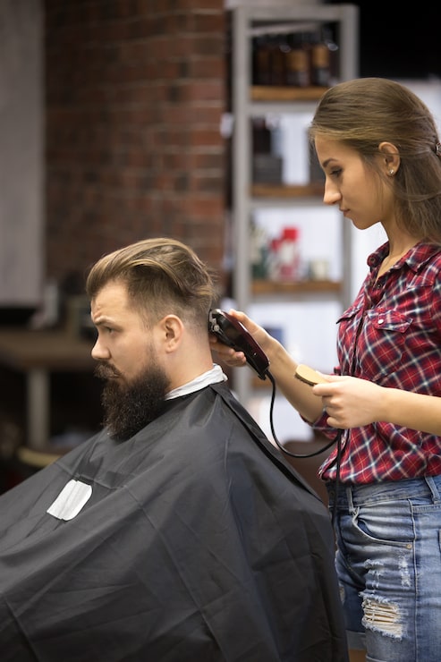 Kostenlose Foto friseurin beim haarschneiden
