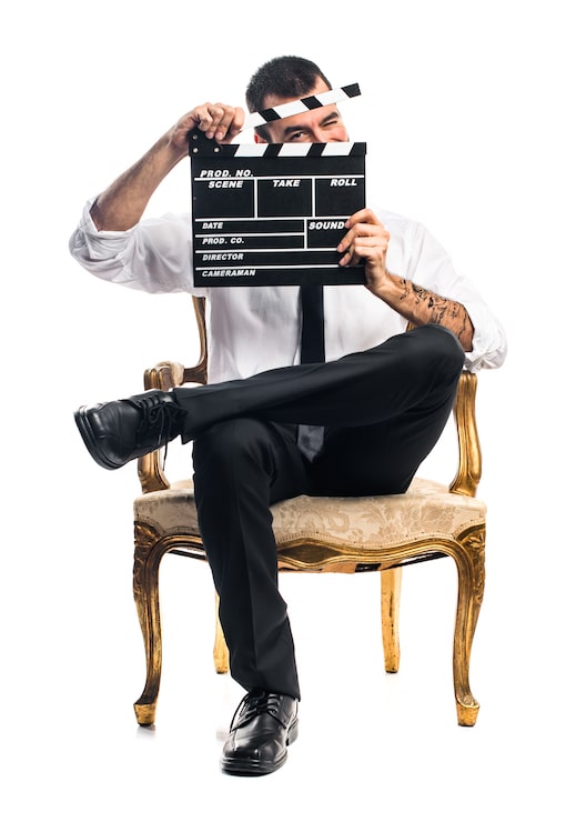 Kostenlose Foto geschäftsmann hält eine clapperboard