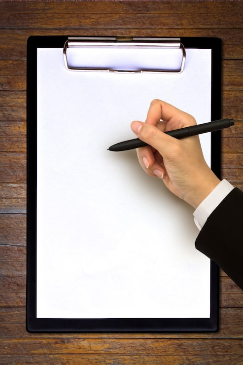 Kostenlose Foto hand mit stift auf ein leeres papier