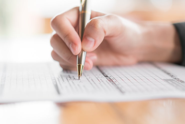 Kostenlose Foto hand mit stift über antragsformular.