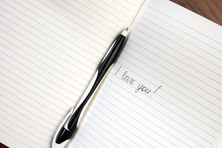 Kostenlose Foto inschrift ich liebe dich geschrieben auf liniertem notizblock