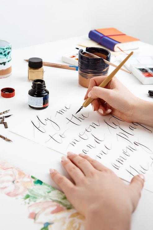 Kostenlose Foto mädchen, das kalligraphie auf postkarten schreibt. kunstdesign.