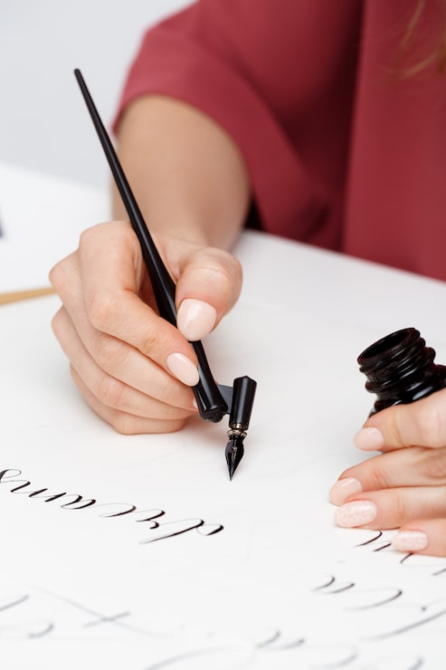 Kostenlose Foto mädchen, das kalligraphie auf postkarten schreibt. kunstdesign.