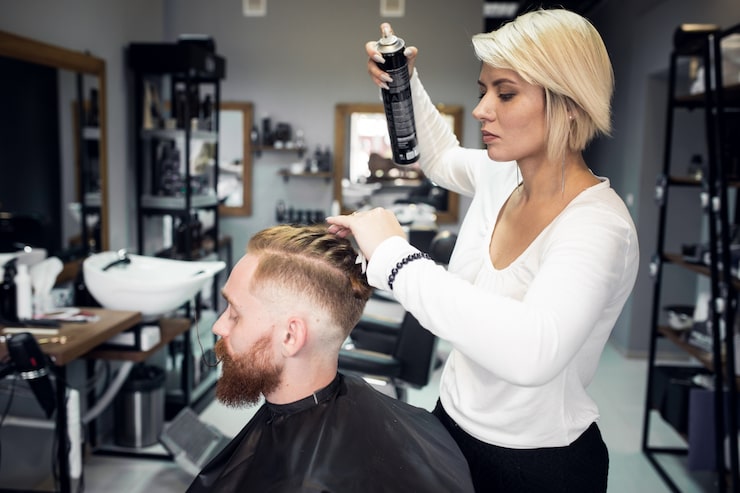 Kostenlose Foto mann im friseursalon