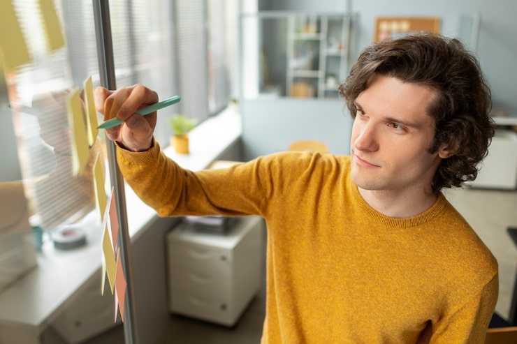 Kostenlose Foto mittlerer schuss mann, der stift hält