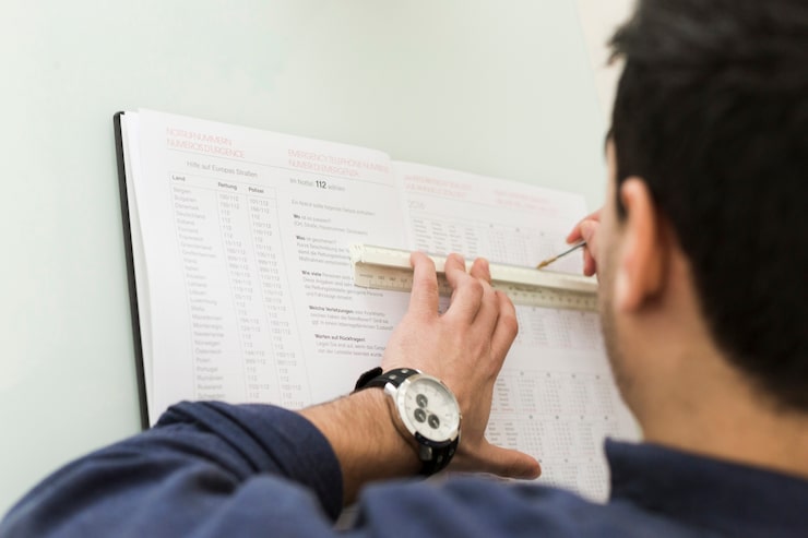 Kostenlose Foto pflanzenmann, der daten im notizbuch unterstreicht
