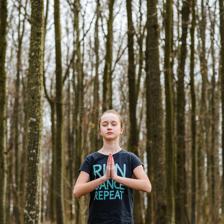 Kostenlose Foto ruhiger jugendlicher, der yoga tut