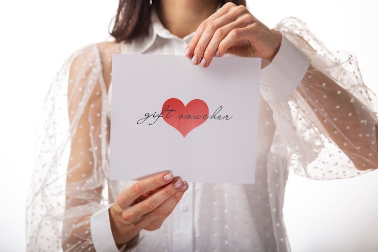 Kostenlose Foto schöner geschenkgutschein mit hand