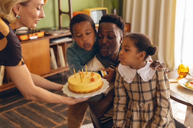 Seitenansicht moderne Familie im Retro-Stil