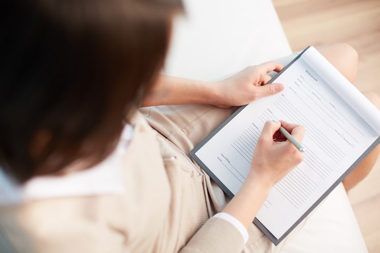Kostenlose Foto top-ansicht eines psychologen, der eine diagnose schreibt