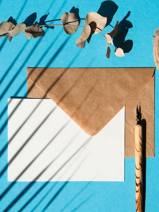 Kostenlose Foto umschläge mit blauer hintergrundebenenlage