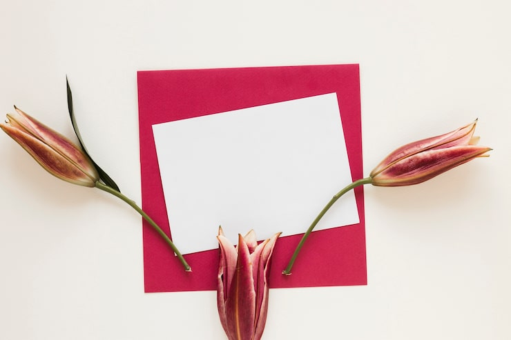 Kostenlose Foto umschlag und papier mit draufsicht der königlichen lilien