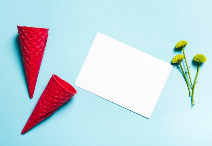 Kostenlose Foto waffelkegel und blatt papier auf hellem hintergrund
