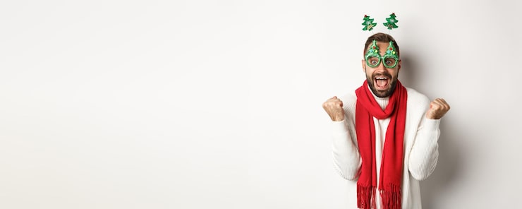 Kostenlose Foto weihnachten, neujahr und feierkonzept aufgeregter mann, der den preis für die winterförderung gewinnt und faust-pu macht
