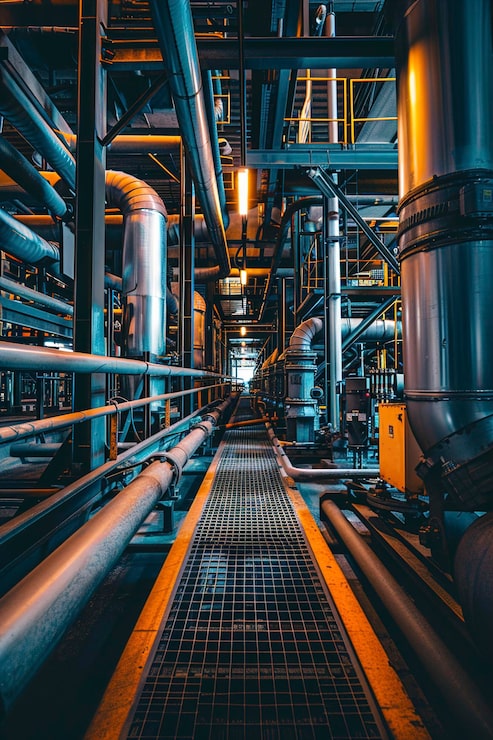 Foto an equipamiento de cables y tuberías como se encuentra dentro de la industria