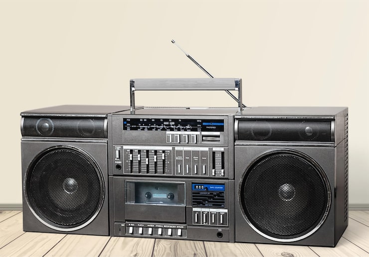 Foto antigua grabadora de cassette retro blaster en la mesa