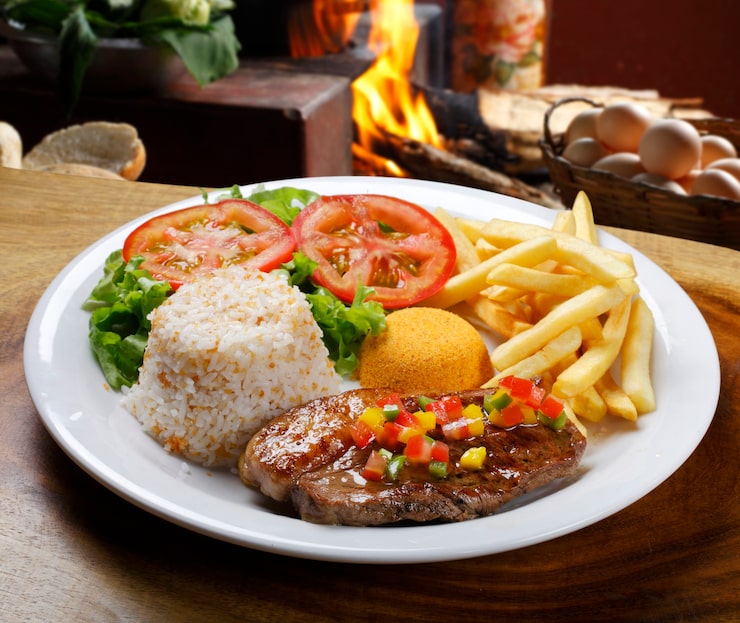 Foto arroz com batata e carne.